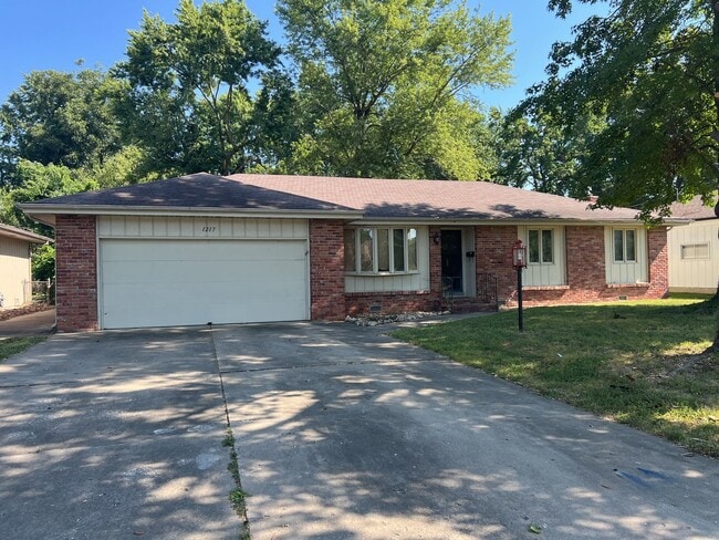Building Photo - 3 Bedroom, 2 Bathroom Close To Everything! Rental