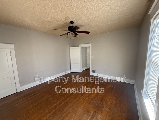 Photo - 1014 E 1st St