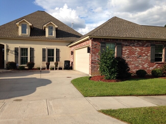 Building Photo - WOODRIDGE SUBDIVISION NEAR NEW WOMENS HOSPITAL AT PECUE LN