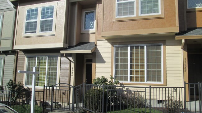 Building Photo - Charming 3 Bedroom | 2.5 Bathroom Townhome | Arbor Station Community | HOA Clubhouse | Pool | Hig...