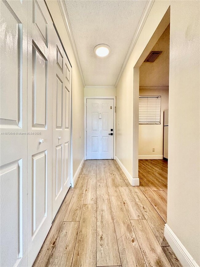 Photo - 7406 Woodmont Terrace Unidad 205