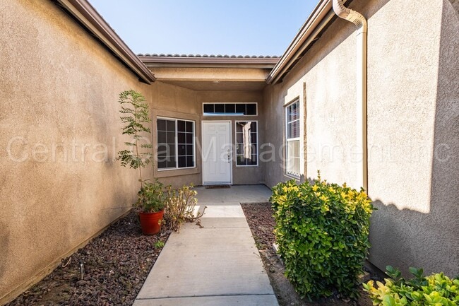 Photo - 3 Bedroom/2 Bath Home with an office and paid solar - $2695 per month!