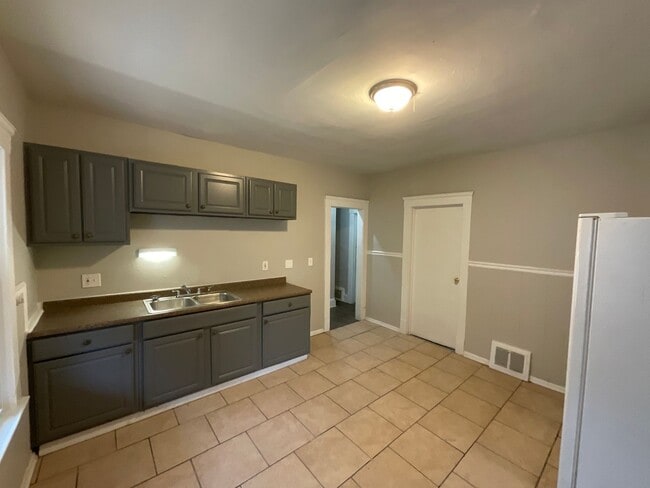 Photo - 8101 Grand Division Ave Unidad 8101 Grand Division Avenue Down