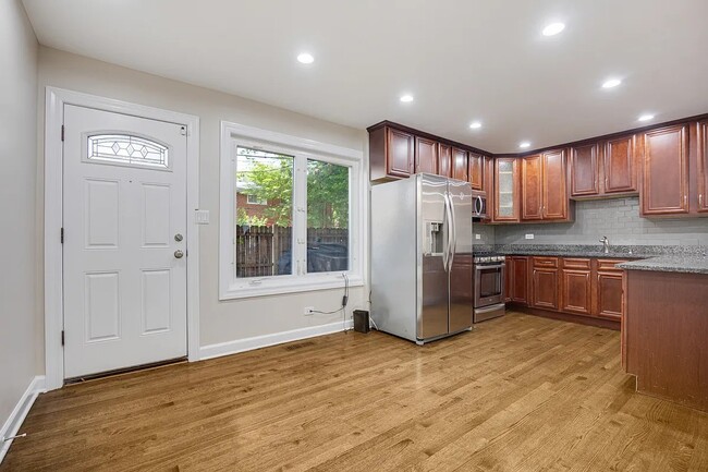 Photo - 1715 W Thome Ave