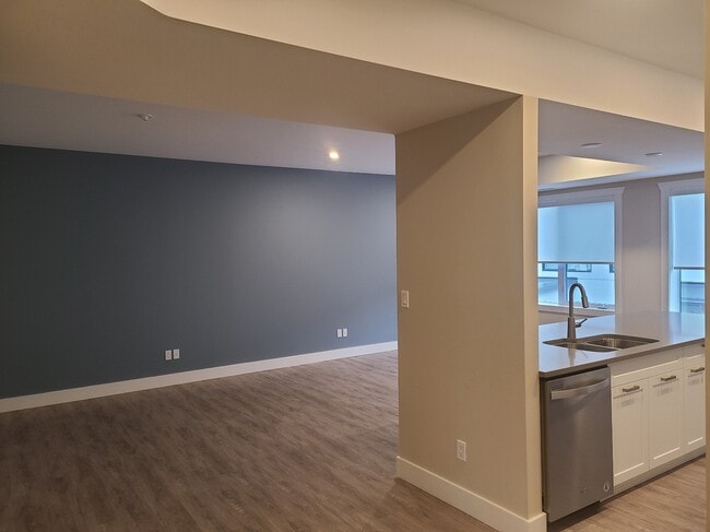 Photo - 550 Sandison St