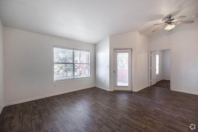 2BR, 2BA - 928SF - Living Room