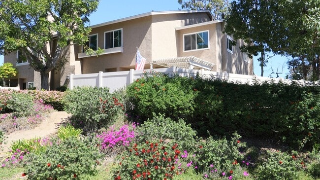 Building Photo - Beautiful 3 bedrooms corner unit condo located in Poway.