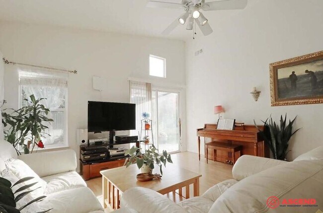 9425 Lanneau Ct