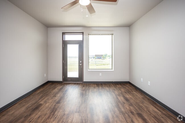 2BR, 2BA - 957 SF