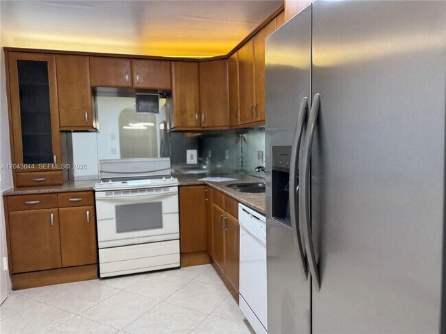 Building Photo - 400 Kings Point Dr Unit 411