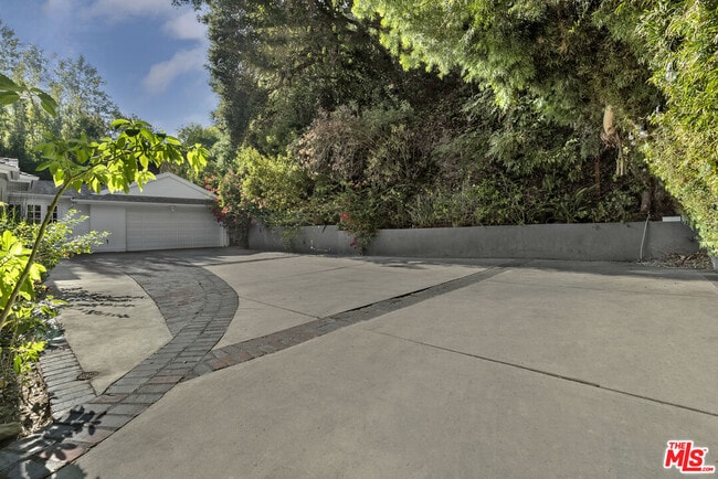 2761 Hutton Dr