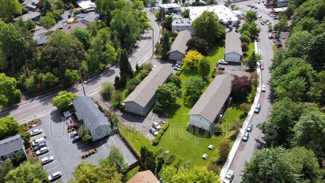 Building Photo - 1415 SW Custer Dr Unit A8