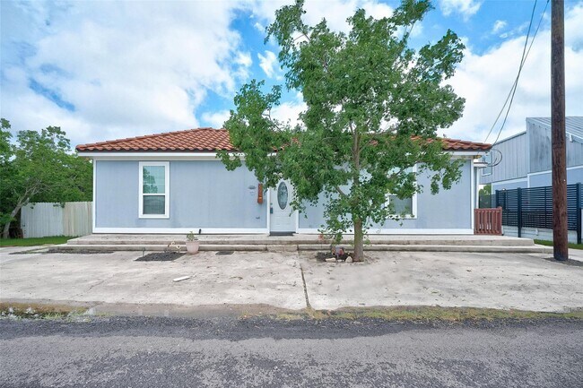 Photo - 2734 Avenue D