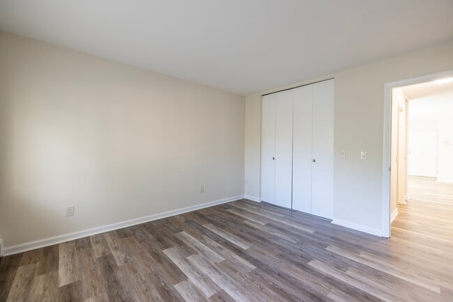 1 Bedroom - Parklawn Apartments