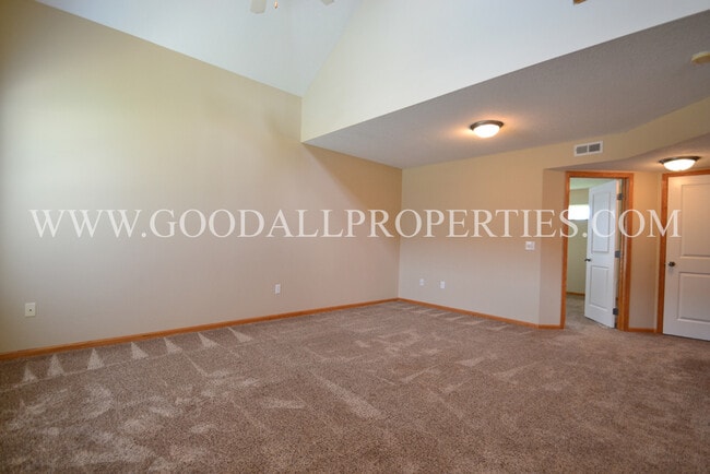 Photo - 3 bedroom, 2.5 Bath Townhome in Urbandale