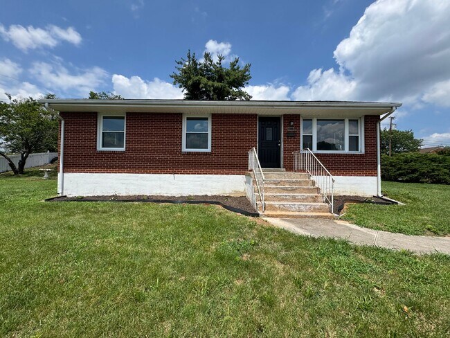 Newly updated 4 bedroom 1.5 bath with hard... - Newly updated 4 bedroom 1.5 bath with hard... Casa