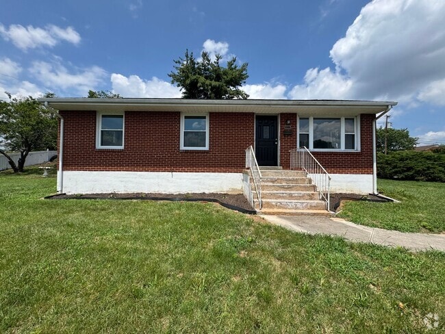 Building Photo - Newly updated 4 bedroom 1.5 bath with hard... Rental