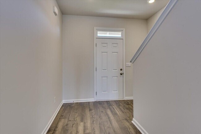 Photo - 433 Whitby Ct