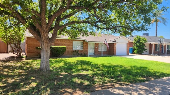 Building Photo - Great Centrally located 3 bedroom home wit...