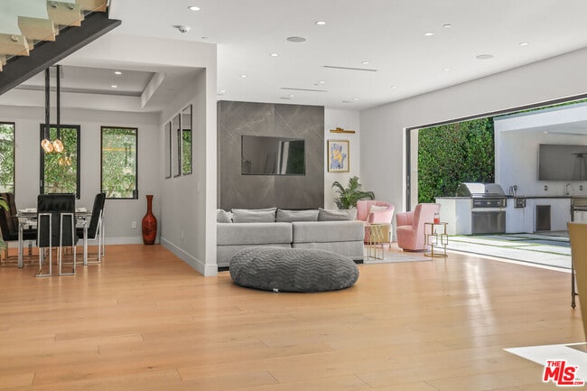 Photo - 13812 Cumpston St