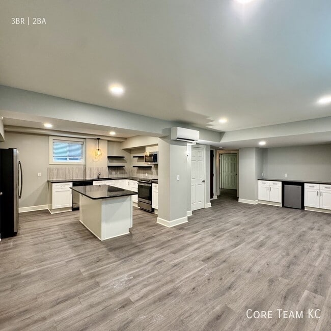 Building Photo - 920 Ward Pkwy Unit 10