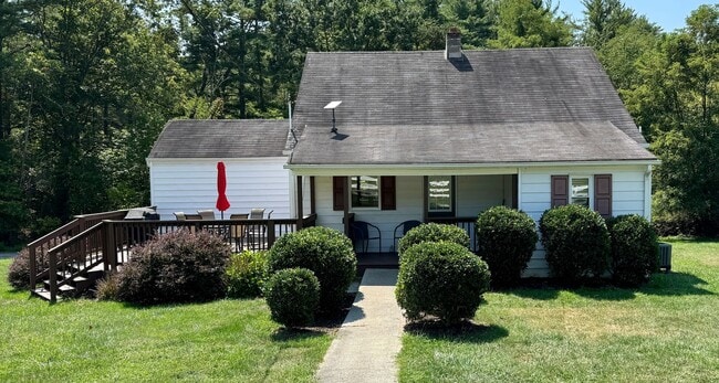 Photo - Quaint Country Cottage On Large Lot Near D...