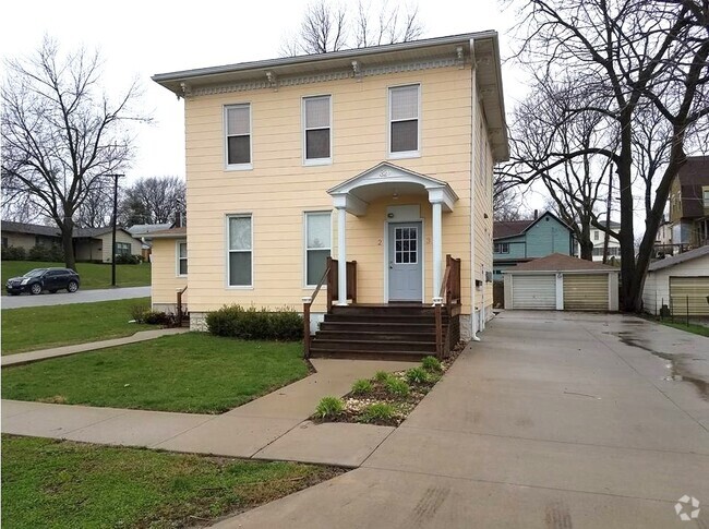 Building Photo - 329 S Marshall St Rental