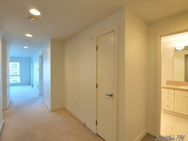 Photo - "Urban Living at Its Best: Spacious 2-Bedroom Retreat with Scenic Views!" Unidad 607