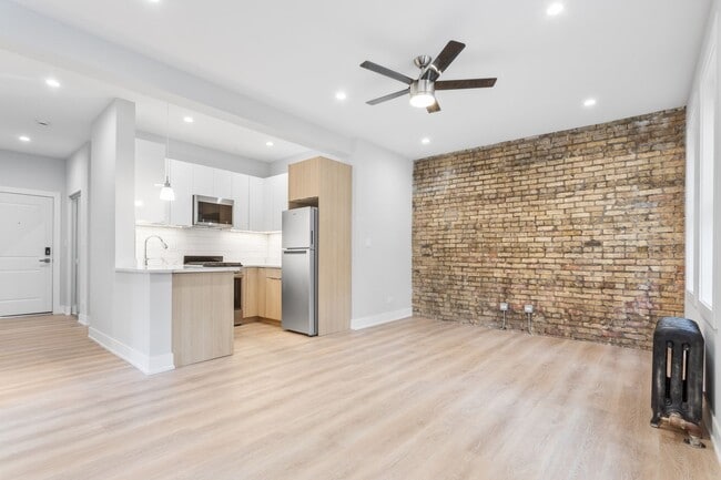 Building Photo - 7503 N Eastlake Ter Unit 2
