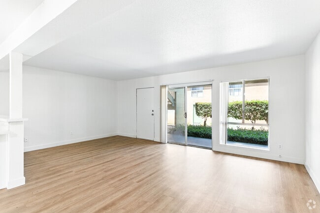 1BR, 1BA - 790SF - Living Room