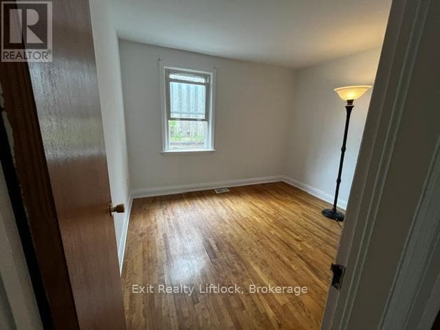 Photo - 303 Caddy St