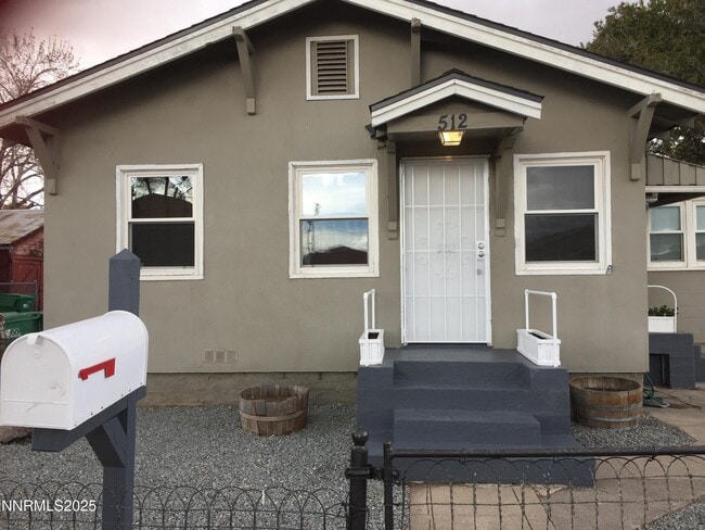 Building Photo - 512 C St