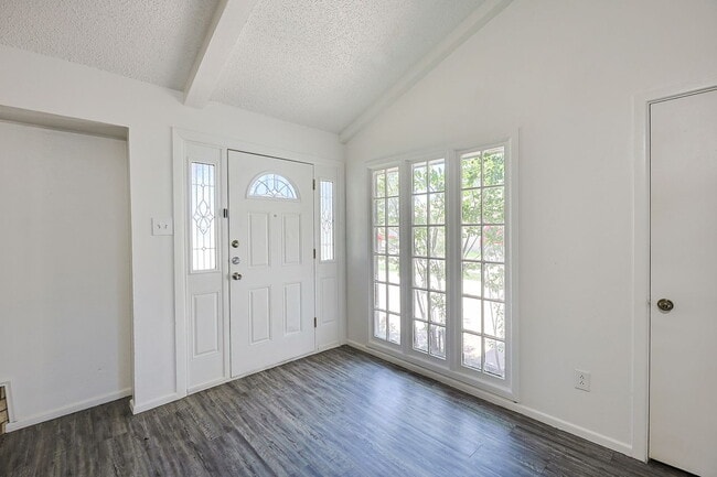 Photo - "Charming 2-Bedroom Duplex in Lubbock with 2 Full Baths and 1180 Sq Ft of Comfortable Living!" Unit B