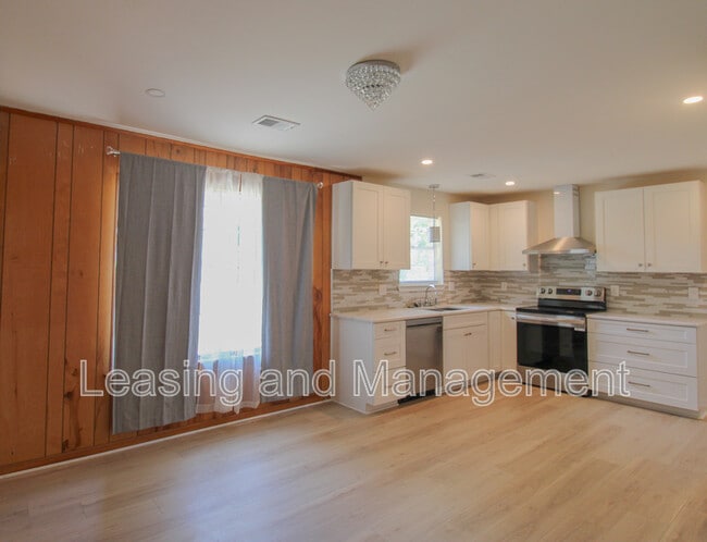 Photo - 305 Millcreek Dr