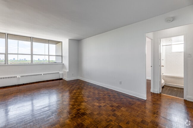 1BR, 1BA - 685SF - Living Room