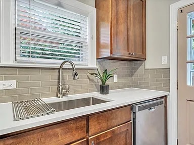 Photo - 823 Windsor Ave SW