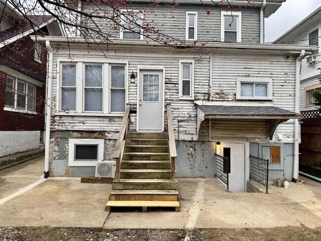 Photo - Studio Apartment, Fresh Renovation Unit 4725 Southern Pkwy -  3