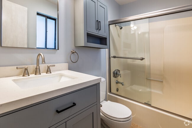1BR, 1BA - 520SF - Bathroom