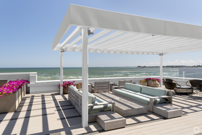 Oceanfront Rooftop Lounge - Ocean 650 Rental