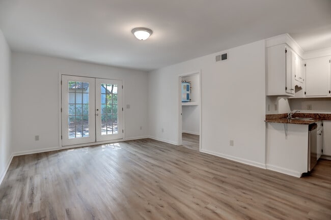 Photo - 1618 Poinsettia Rd