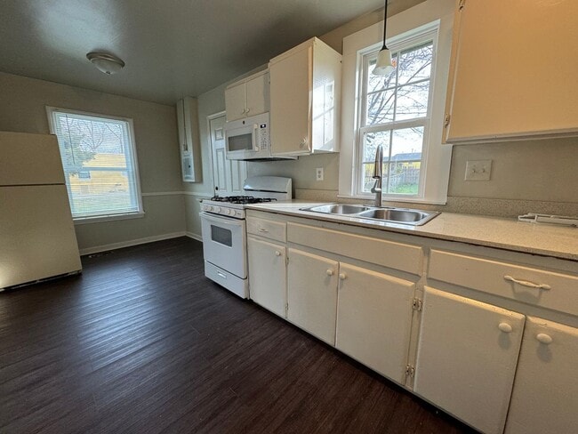 Photo - Cute 2 bedroom 1 Bath House!   Close to Mother Road Market!