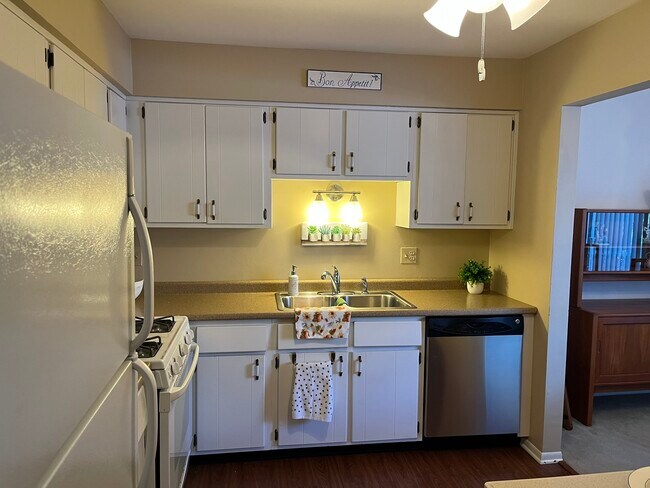 1607 Thames Ct Unit D