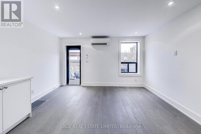 Photo - 2549 Yonge St