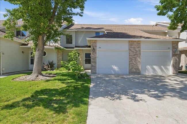 Building Photo - 3 Bedroom 2.5 Bathroom Townhouse in Southeast Boise
