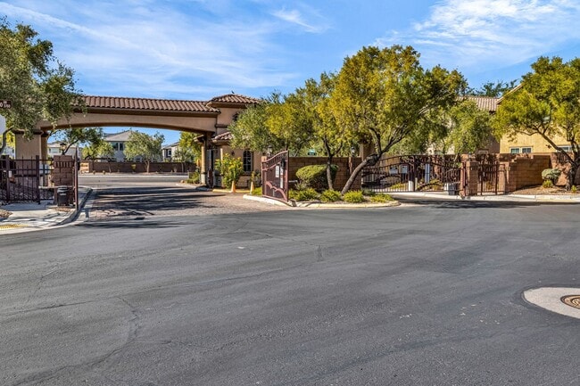 Building Photo - Modern, Guard Gated, and Close to Everythi...
