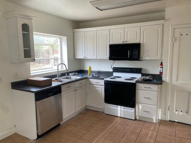 Photo - 707 W 16th St