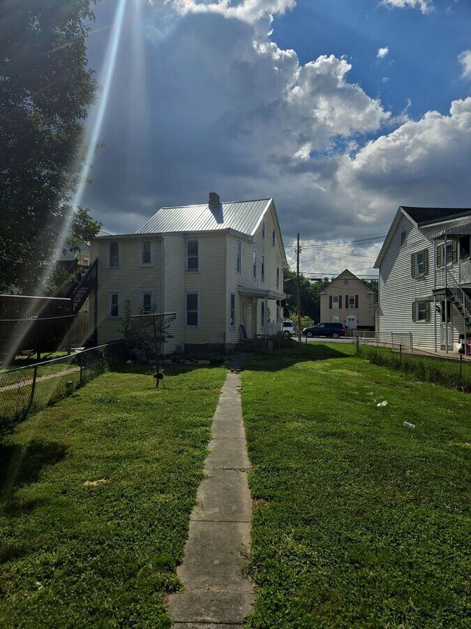 Photo - Spacious 3-Bedroom / 1.5-Bath Duplex