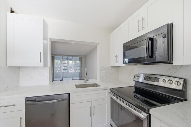 Building Photo - 9430 Poinciana Pl Unit 409