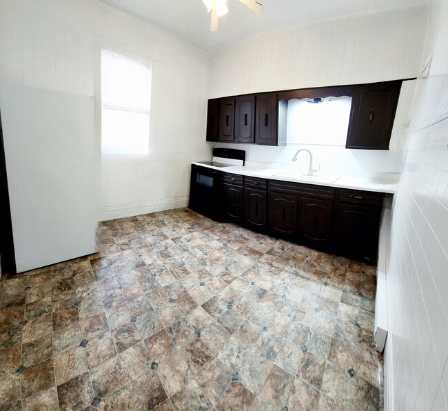 Photo - 1004 W Main St Apartamentos Unidad SUITE