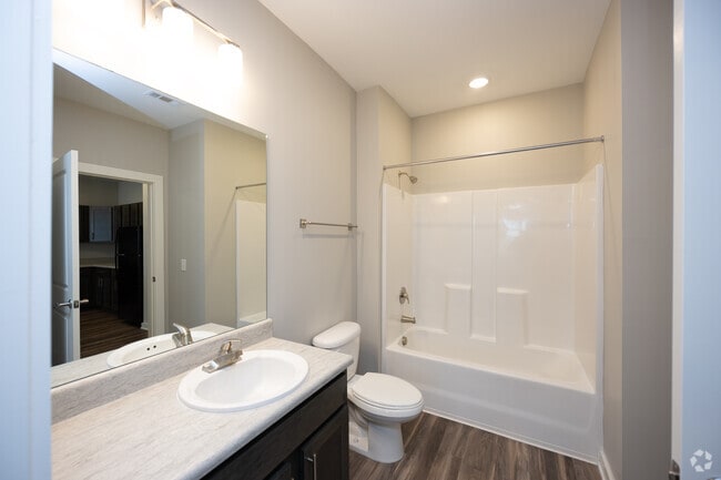 2BR, 2BA - 965SF
